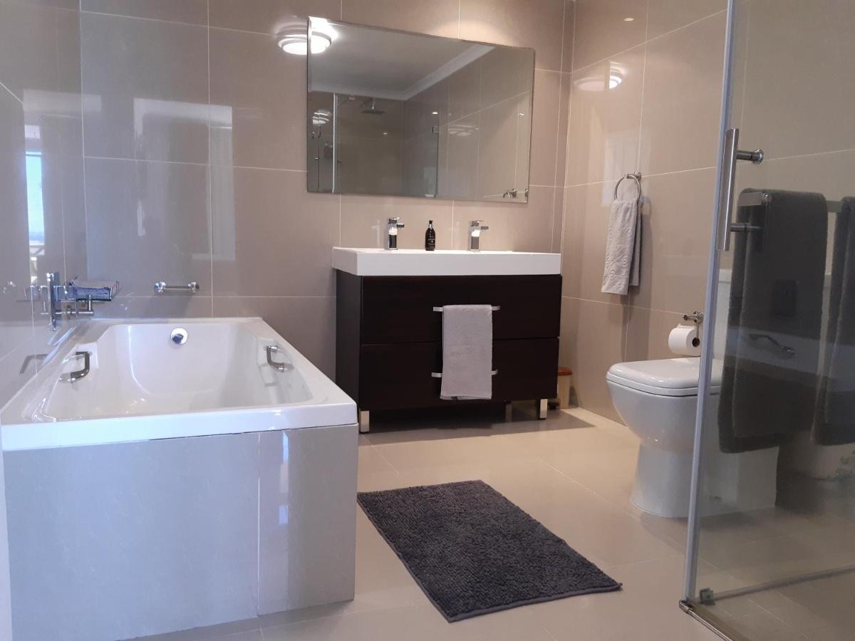 2Whitewaters Bloubergstrand Homestay Bagian luar foto